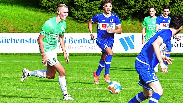 Doppelpack: Marius Thoma (links, im Spiel beim FC Erzingen) erzielte beim 4:0 gegen den FC Schönau seine ersten Tore seit Anfang April ...