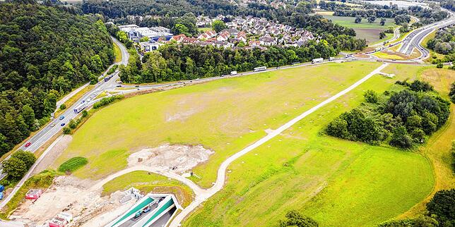 Aufnahme vom 22. Juni 2022. In der Mitte die Waldsiedlung, links daneben die nun gesperrte L220. Im Hintergrund rechts oben befindet ...
