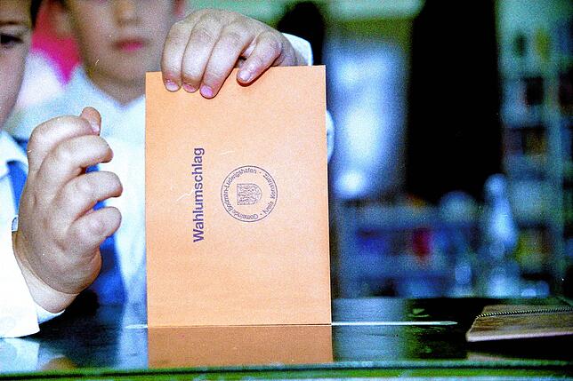 Bild 2: Gedächtnis der Region: Bilder von Matthias Weckbachs erster Wahl zum Bürgermeister im Jahr 1999