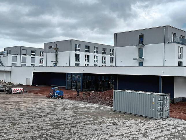 Ein großer Kundenparkplatz ist vor dem neuen Rewe-Markt angelegt worden.