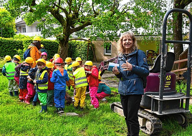 Kindergartengeschäftsführerin Michaela Gesell von der Verrechnungsstelle für katholische Kirchengemeinden blickt beim Abriss-Start auf ...