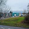 Dieses derzeit noch mit Wiese und Büschen bewachsene Grundstück neben der L220 und den Zugleisen prüft der Landkreis gerade auf ...