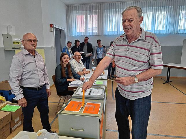 Bei den Wahlen im alten Rathaus Horheim (Wutöschingen) gab es auch einmal Warteschlangen. Diese wurden sehr schnell abgearbeitet von den ...