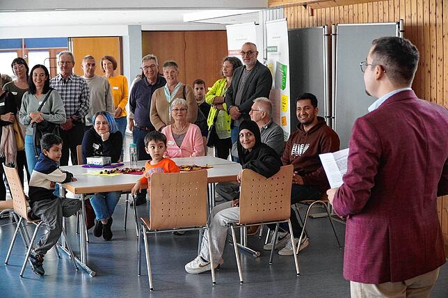 Bürgermeister Selcuk Gök (rechts) eröffnet in der Tengener Randenhalle das Café Miteinand, in dem Neubürger und Alteingesessene ...