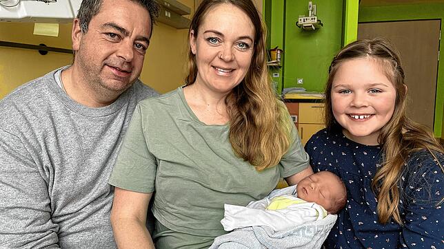 Tobias Schmeier (von links), Ulrike Vosseler-Vogler und Luisa aus Donaueschingen freuen sich über den Nachwuchs: Der kleine Levi ist in ...