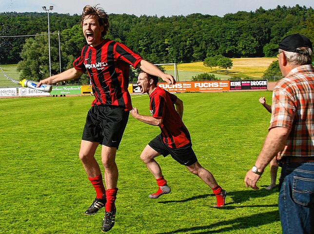 Ligaverbleib: Patrick Bergdorf (links) und Sebastian Meier freuen sich mit Trainer Georg Meier (rechts) beim Schlusspfiff über den ...
