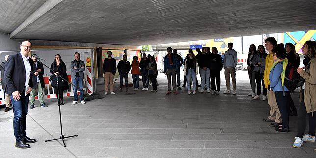 Oben und unten Beton und Asphalt, aber an den Wänden Kunst: OB Uli Burchardt (l.) begrüßt in der Marktstätten-Unterführung die Gäste der ...
