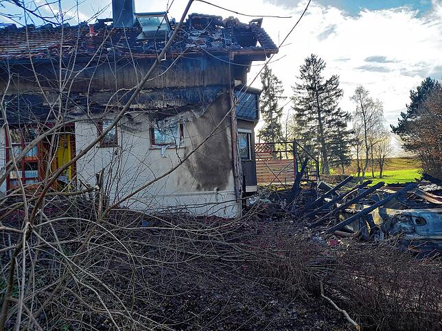 Rechts sind die Trümmer des Carports zu sehen, wo das Feuer ausgebrochen ist.