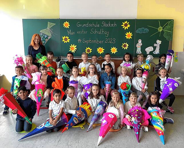Die Erstklässler der 1b der Grundschule Stockach haben farbenfrohe Schultüten am ersten Schultag mitgebracht. Die Klassenlehrerin der ...