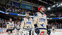 Joacim Eriksson (links) und Mirko Höfflin stehen nach der Niederlage gegen die Nürnberg Ice Tigers in den Playoffs der DEL enttäuscht ...