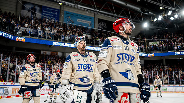 Joacim Eriksson (links) und Mirko Höfflin stehen nach der Niederlage gegen die Nürnberg Ice Tigers in den Playoffs der DEL enttäuscht ...