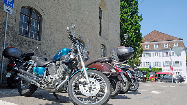 Bei der Kapuzinerkirche gibt es unmittelbar vor der Innenstadt ein Angebot für Motorradfahrer, die aus Westen anfahren und ihre Maschine ...