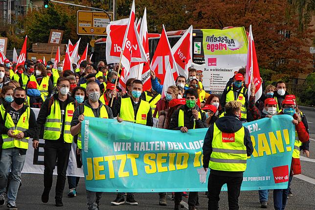 Rund 200 Streikende aus dem öffentlichen Dienst im Landkreis Konstanz schlossen sich dem Warnstreik an, zu dem die Gewerkschaft Verdi ...