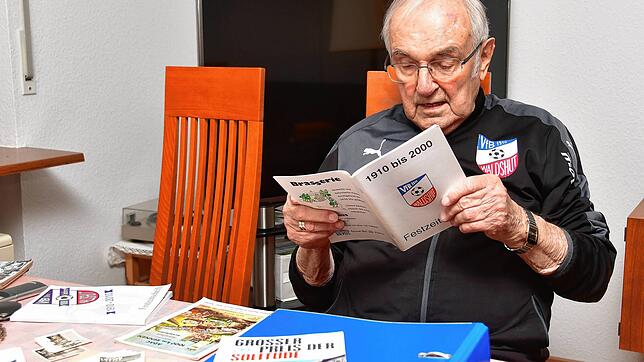 Wandelndes Archiv: Heinz Knobloch, seit 1992 Ehrenmitglied des VfB Waldshut, hat viele Erinnerungen an sein Sportleben gesammelt.