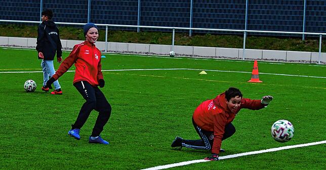 Bild 2: Eindrücke vom Training der E-Junioren des SV Jestetten nach der Corona-Pause