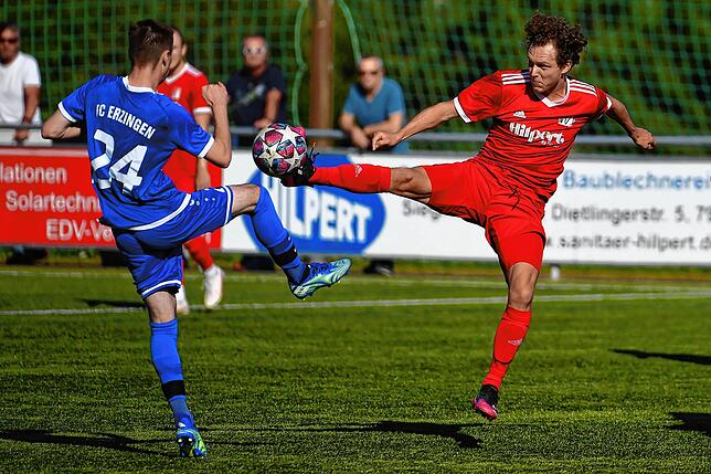 Bild 38: Spitzenreiter FC Erzingen setzt sich mit 5:0 beim FC RW Weilheim durch &ndash; und wir haben die Bilder!