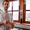 Jan Braun mit einem Einmachglas voll Kimchi. Das fermentierte Gemüse ist sehr gesund, Braun stellt es als Naturkoch selbst her.