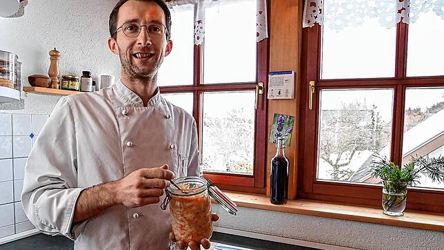 Jan Braun mit einem Einmachglas voll Kimchi. Das fermentierte Gemüse ist sehr gesund, Braun stellt es als Naturkoch selbst her.