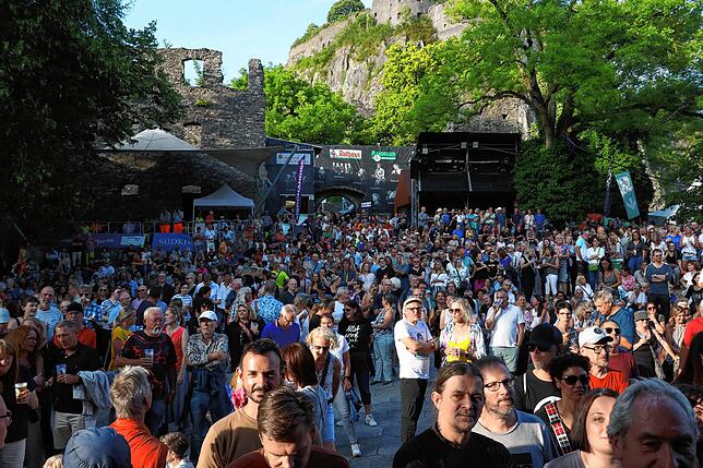 Bild 1: Alle Bilder und Texte: So schön waren die drei Konzertabende beim Hohentwielfestival
