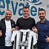 Neuzugang: Francesco Falanga, der Sportliche Leiter des FC Wittlingen, freut sich mit Sportvorstand Luigi Squillace (rechts) über ...
