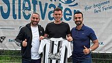 Neuzugang: Francesco Falanga, der Sportliche Leiter des FC Wittlingen, freut sich mit Sportvorstand Luigi Squillace (rechts) über ...