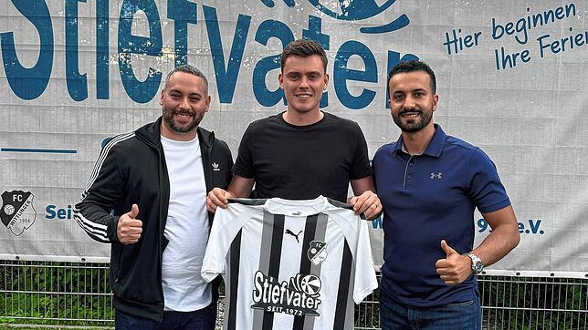 Neuzugang: Francesco Falanga, der Sportliche Leiter des FC Wittlingen, freut sich mit Sportvorstand Luigi Squillace (rechts) über ...