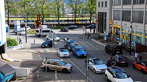 Die halbseitige Sperrung der Hauptstraße sorgt für stockenden Verkehr im Bereich der Innenstadt.