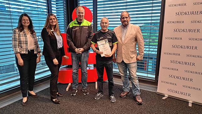 3500 Euro: Tischtennisclub Wehr für neue Tische für das Tischtennistraining (von links): Silvia Knöpfle, Direktorin Privatkunden ...