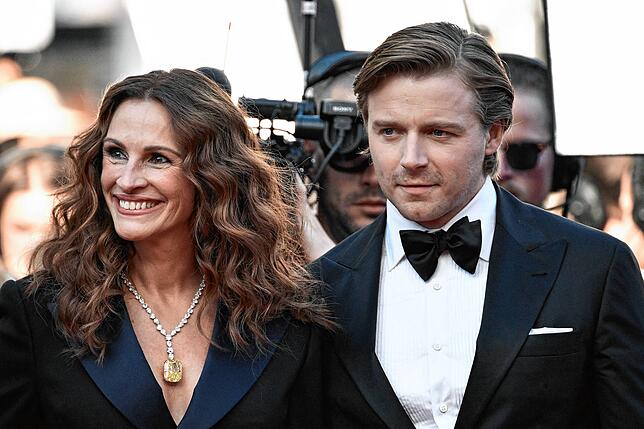 Jack Lowden (hier mit Julia Roberts) könnte der zweite schottische James Bond sein.