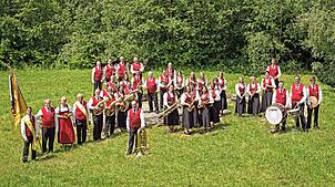 Die Mitglieder der Musikkapelle Großschönach sorgen an beiden Tagen beim Kirbefest in Großschönach für die Bewirtung. Bild: Isabel Meyer