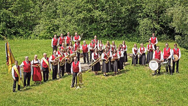 Die Mitglieder der Musikkapelle Großschönach sorgen an beiden Tagen beim Kirbefest in Großschönach für die Bewirtung. Bild: Isabel Meyer