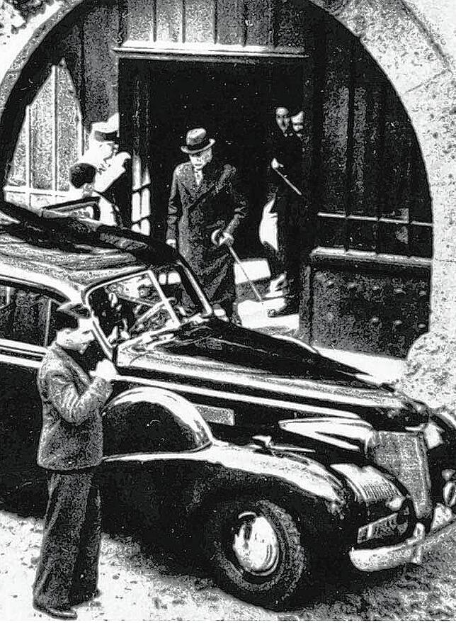 Marschall Philipp Pétaintritt aus dem Tor des Schlosses in Sigmaringen.