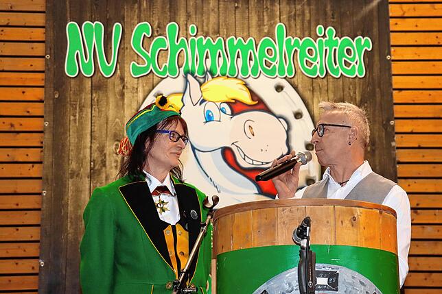 Gemeinsam begrüßten Annette Wrzeszcz, Präsidentin der Froschenzunft, und Manfred Hiller, Präsident der Güttinger Schmimmelreiter, die ...