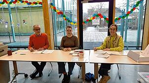In Steißlingen wird gewählt: Im Wahllokal in der Mensa der Gemeinschaftsschule sorgen die Wahlhelfer Jürgen Garschke, Alena Jäger und ...
