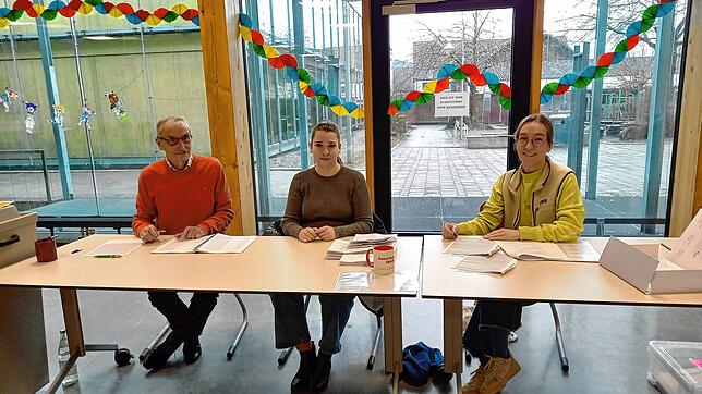 In Steißlingen wird gewählt: Im Wahllokal in der Mensa der Gemeinschaftsschule sorgen die Wahlhelfer Jürgen Garschke, Alena Jäger und ...