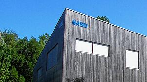 (Archivbild von 2022) Vor dem Nabu-Gebäude wird am Samstag, 26. April, ein E-Bike gestohlen. Nun sucht die Polizei nach dem Dieb und ...