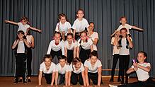 Die Turnkindergruppe ist mit Spaß und Begeisterung dabei.