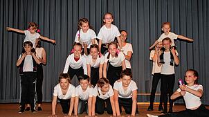 Die Turnkindergruppe ist mit Spaß und Begeisterung dabei.