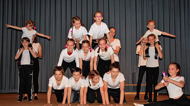 Die Turnkindergruppe ist mit Spaß und Begeisterung dabei.