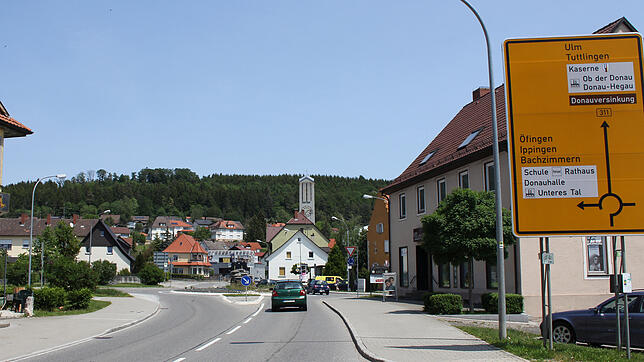 Bis zum Kreisverkehr in der Ortsmitte reicht der erste Abschnitt der Sanierung der Immendinger Ortsruchfahrt, der am Ortsschild aus ...