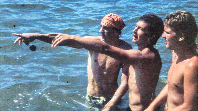 Da sind wir losgeschwommen: Theo Schlegel und sein Trainer Udo Markfeld zeigen im Strandbad von Friedrichshafen nach Rekorddurchquerung ...