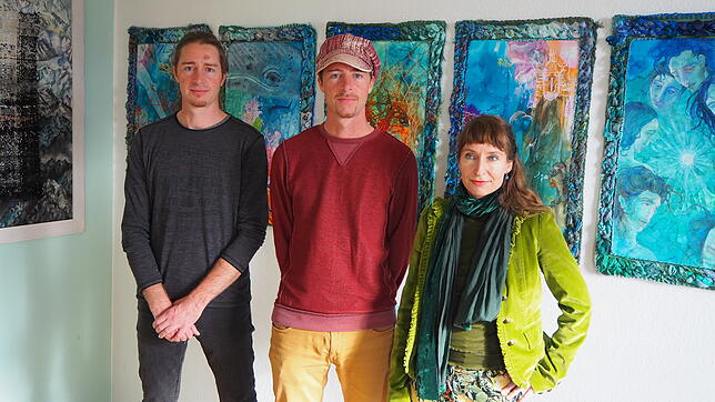 Andreas und Ralph Hilbert sowie Eva Lippert (von links) bereiten sich auf die Ausstellung und die Vernissage am kommenden Freitag, 25. ...