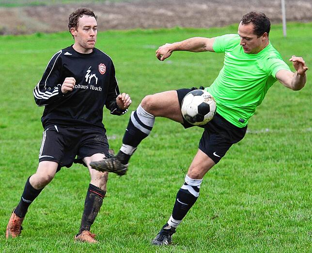 Rückzug: Als Spielertrainer hörte René Granig (rechts, gegen Stefan Kaiser vom FC Grießen) beim Aufsteiger SV Nollingen schon nach neun ...