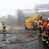 Sauldorfs Bürgermeister Wolfgang Sigrist lobte Feuerwehrchef Florian Löffler für dessen Einsatzleitung beim Großbrand im Sägewerk in ...