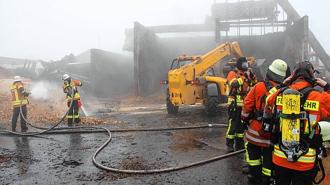 Sauldorfs Bürgermeister Wolfgang Sigrist lobte Feuerwehrchef Florian Löffler für dessen Einsatzleitung beim Großbrand im Sägewerk in ...