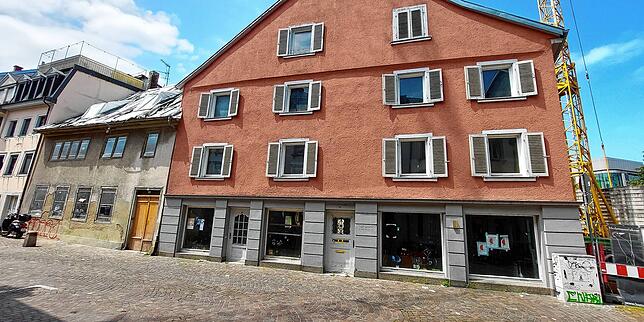 Derzeit werden die Gebäude Hüetlinstraße 2 (links in grau) sowie Bodanplatz 16 (rechts mit Rotton) und Bodanplatz 14 aufwändig saniert.