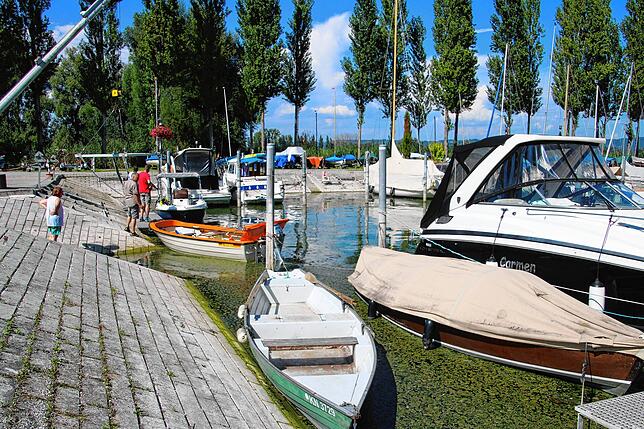 Das Wasser im Hafen von Moos ist inzwischen deutlich zurückgegangen.