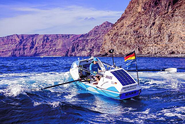Martin Stengele in seinem Spezialruderboot – hier kurz nach dem Start vor La Gomera.