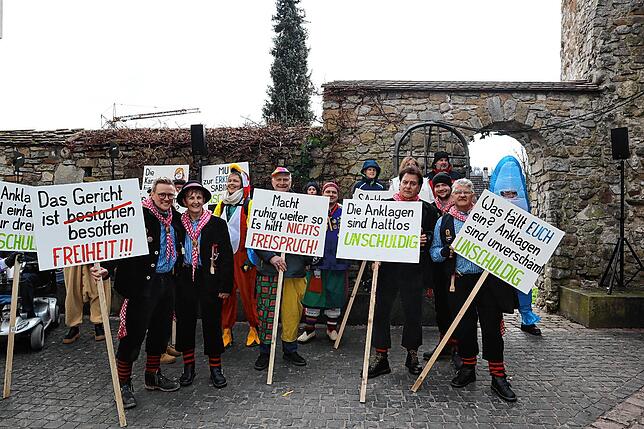 Lautstarke Unterstützung:Zahlreiche Anhänger, darunter auch aus dem Heimatort Herten, forderten mit Schildern und Plakaten die ...