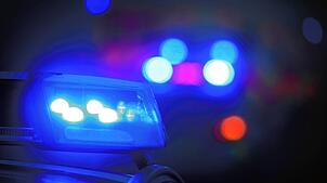 Ein Polizeiauto mit eingeschaltetem Blaulicht (Symbolfoto). Die Polizei in den Landkreisen Waldshut und Lörrach und in der Schweiz ...